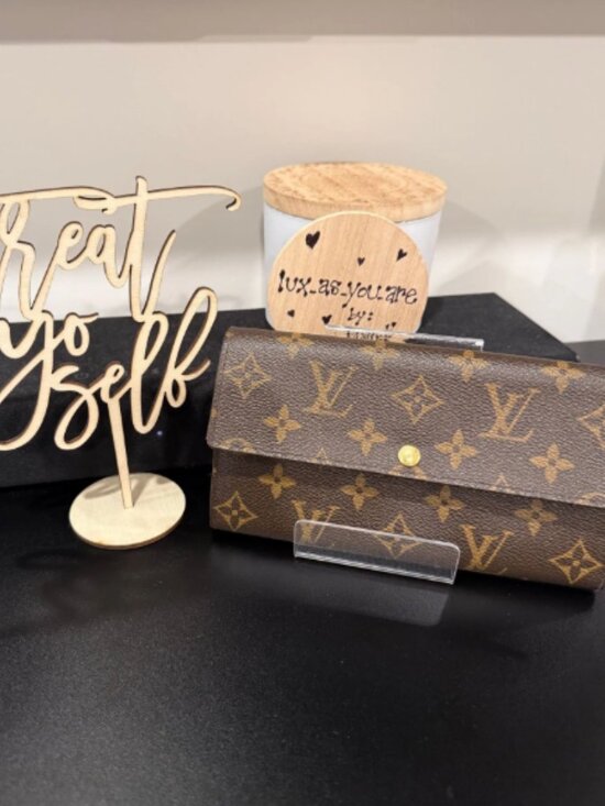 LV003. Louis Vuitton, Monogram Sarah Wallet - Picture 1 of 4